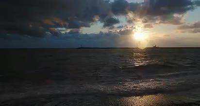 美丽的日落光晕海风海浪视频的预览图